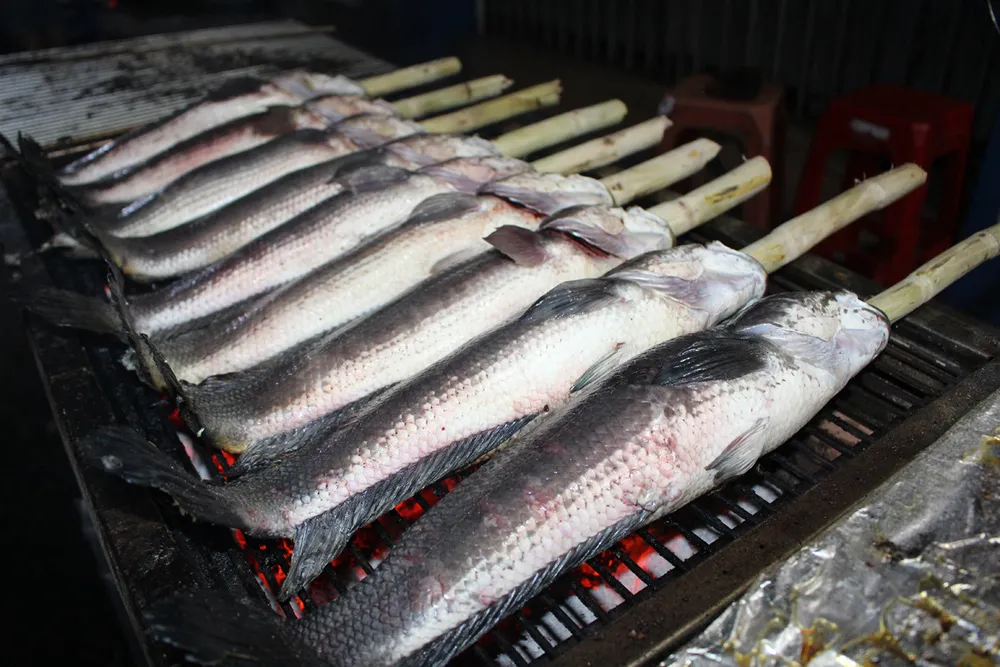 Sôi động phố bán cá lóc nướng ngày vía Thần Tài tại TPHCM ảnh 2