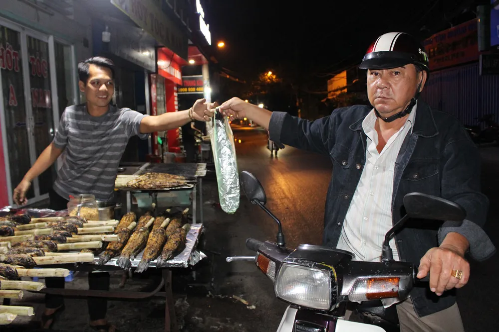 Sôi động phố bán cá lóc nướng ngày vía Thần Tài tại TPHCM ảnh 5