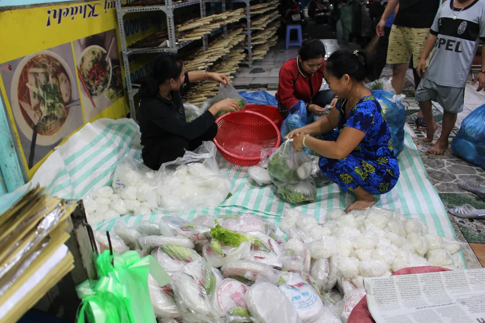 Sôi động phố bán cá lóc nướng ngày vía Thần Tài tại TPHCM ảnh 15