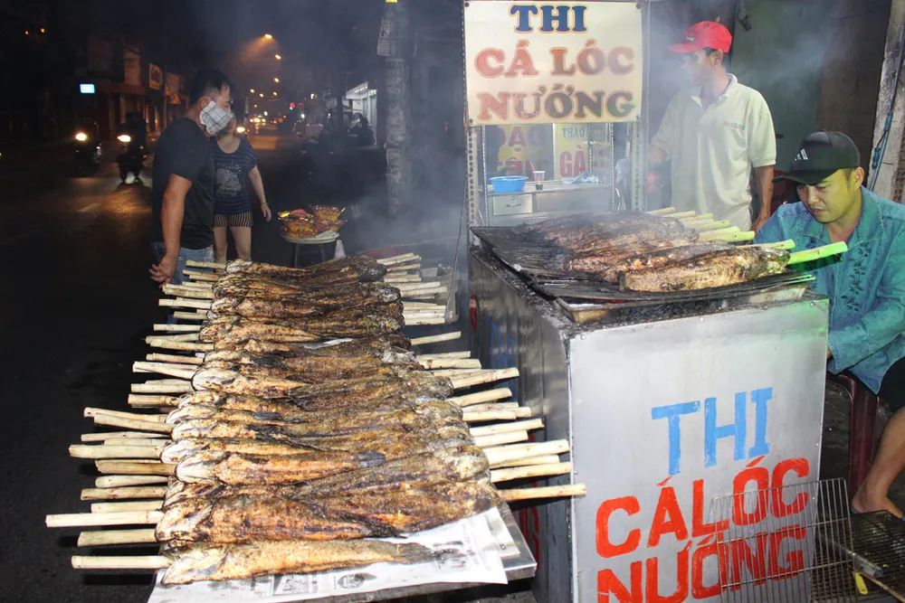 Sôi động phố bán cá lóc nướng ngày vía Thần Tài tại TPHCM ảnh 6