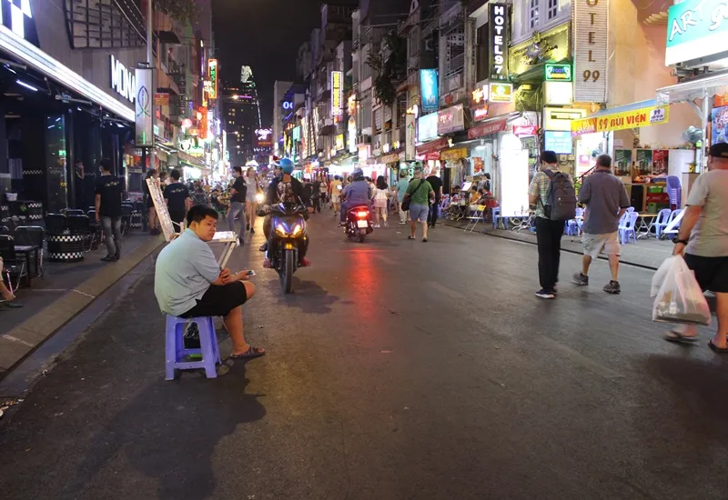 Phố đi bộ Bùi Viện thưa thớt khách vào cuối tuần vì ảnh hưởng dịch nCoV ảnh 9