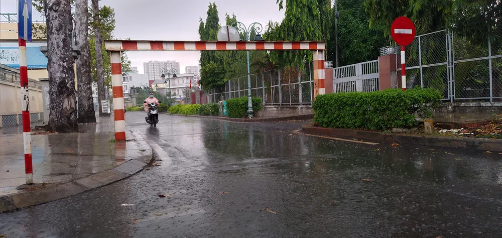 Chiều nay 9-4, TPHCM bất ngờ đổ mưa ảnh 4