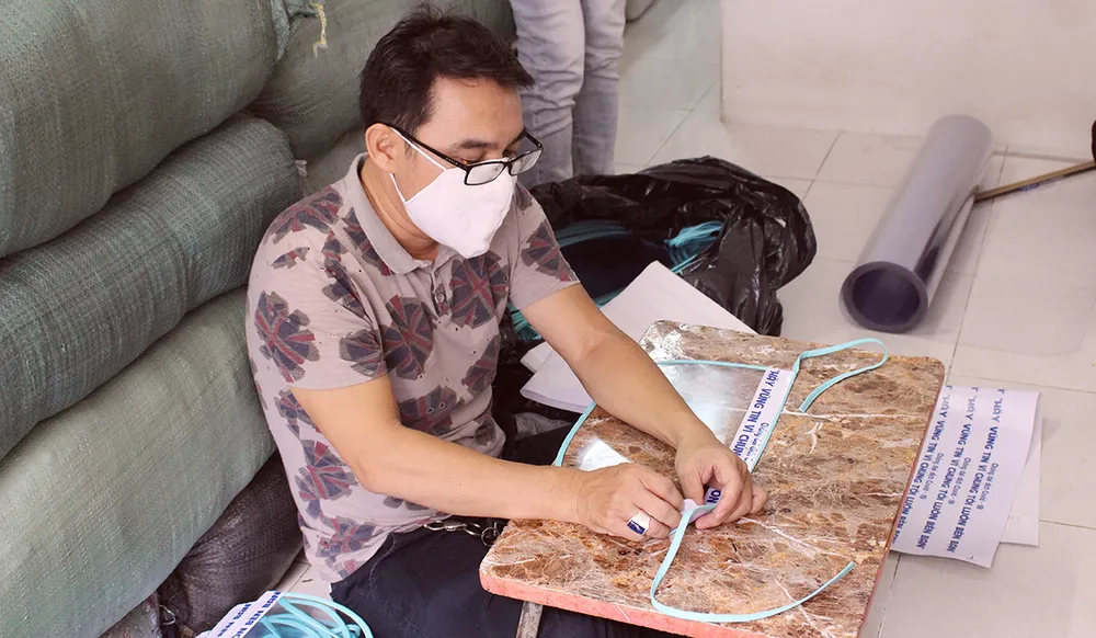 Chế tác mặt nạ ngăn giọt bắn dành tặng bác sĩ  ảnh 3