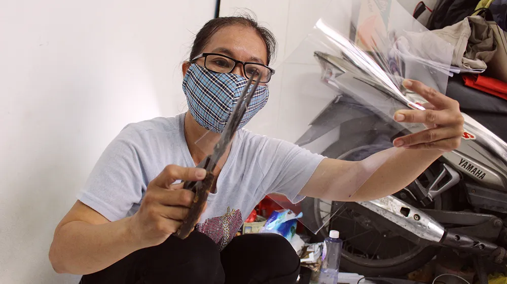 Chế tác mặt nạ ngăn giọt bắn dành tặng bác sĩ  ảnh 4