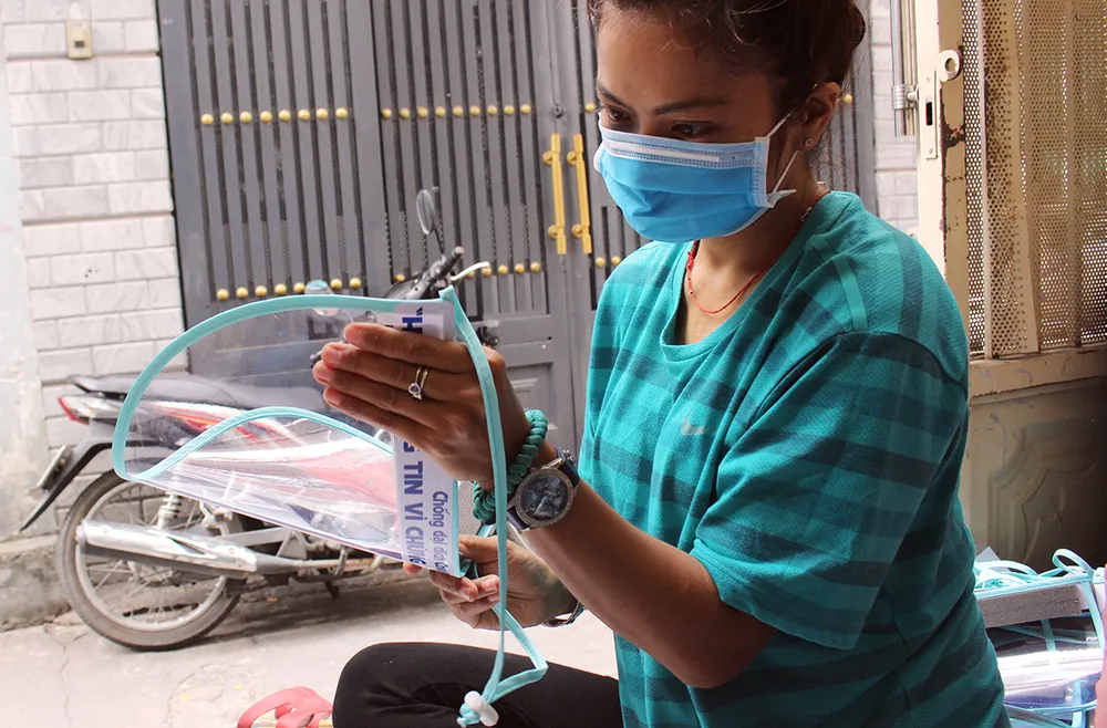 Chế tác mặt nạ ngăn giọt bắn dành tặng bác sĩ  ảnh 6