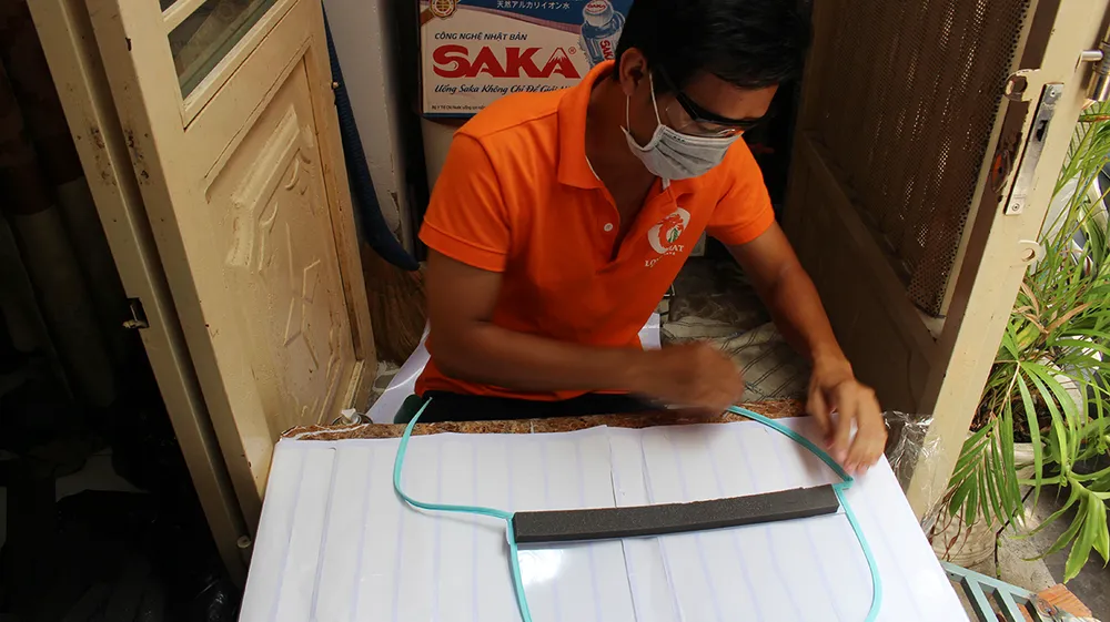 Chế tác mặt nạ ngăn giọt bắn dành tặng bác sĩ  ảnh 5