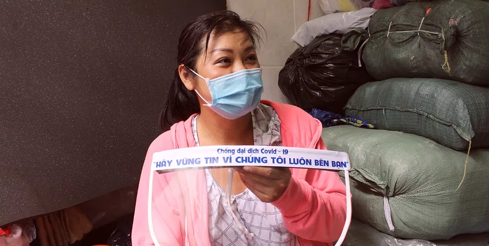 Chế tác mặt nạ ngăn giọt bắn dành tặng bác sĩ  ảnh 9