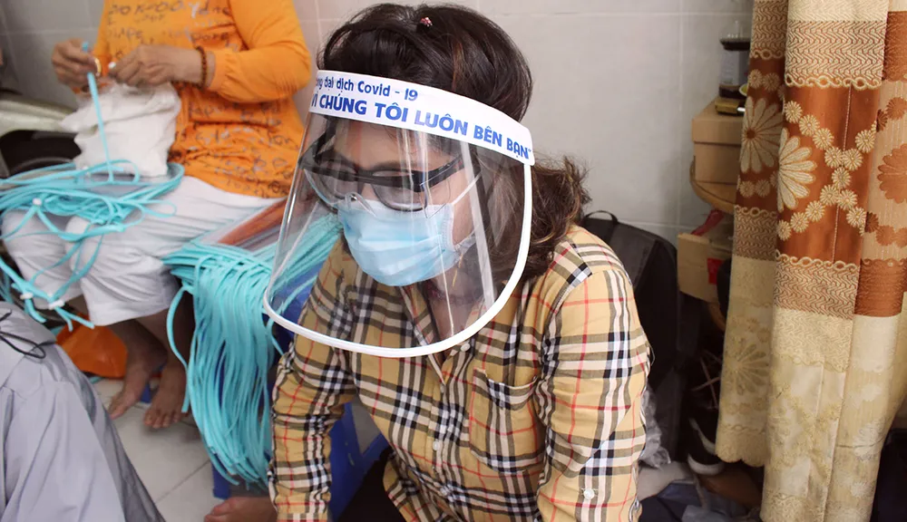 Chế tác mặt nạ ngăn giọt bắn dành tặng bác sĩ  ảnh 1