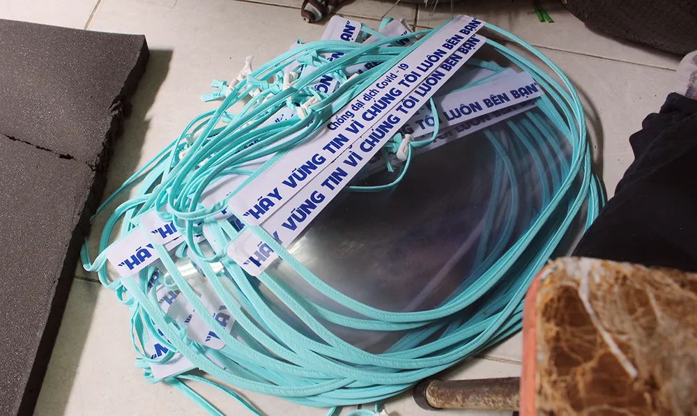 Chế tác mặt nạ ngăn giọt bắn dành tặng bác sĩ  ảnh 8