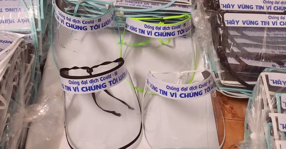 Chế tác mặt nạ ngăn giọt bắn dành tặng bác sĩ  ảnh 2