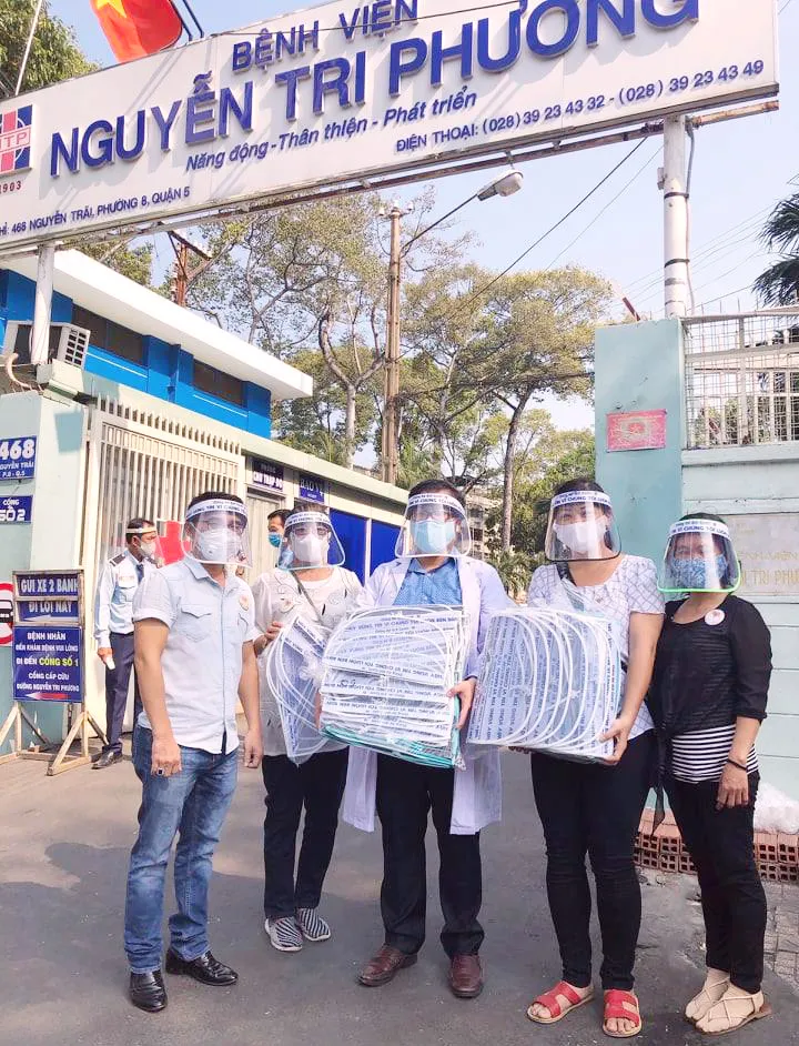 Chế tác mặt nạ ngăn giọt bắn dành tặng bác sĩ  ảnh 10