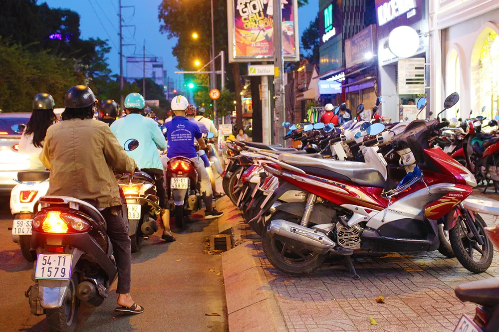 Nhiều vỉa hè tại quận 3 bị lấn chiếm không còn chỗ cho người đi bộ ảnh 4