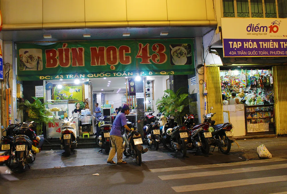 Nhiều vỉa hè tại quận 3 bị lấn chiếm không còn chỗ cho người đi bộ ảnh 5