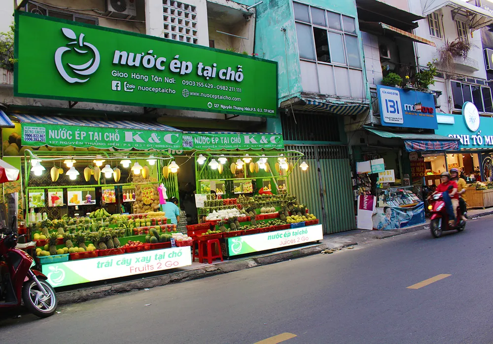 Nhiều vỉa hè tại quận 3 bị lấn chiếm không còn chỗ cho người đi bộ ảnh 2