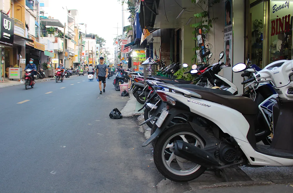 Nhiều vỉa hè tại quận 3 bị lấn chiếm không còn chỗ cho người đi bộ ảnh 1