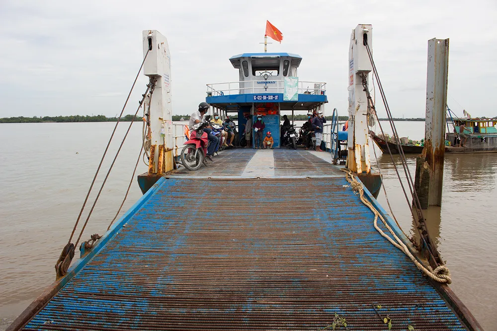 TPHCM tăng cường tuyên truyền phòng chống dịch Covid-19 ở bến phà ảnh 1