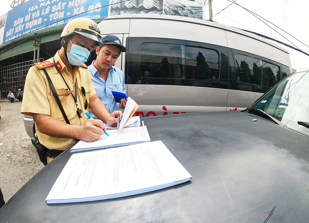 Gần tết xe dù lại rầm rộ, thanh tra vào cuộc xử phạt mạnh  ảnh 2