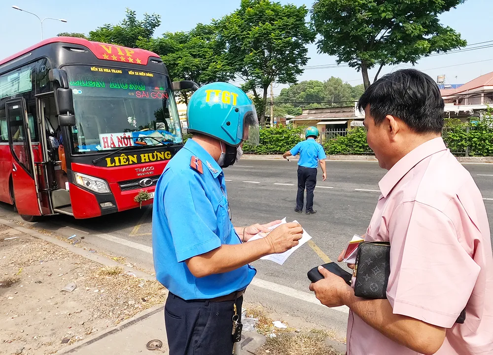 Gần tết xe dù lại rầm rộ, thanh tra vào cuộc xử phạt mạnh  ảnh 1