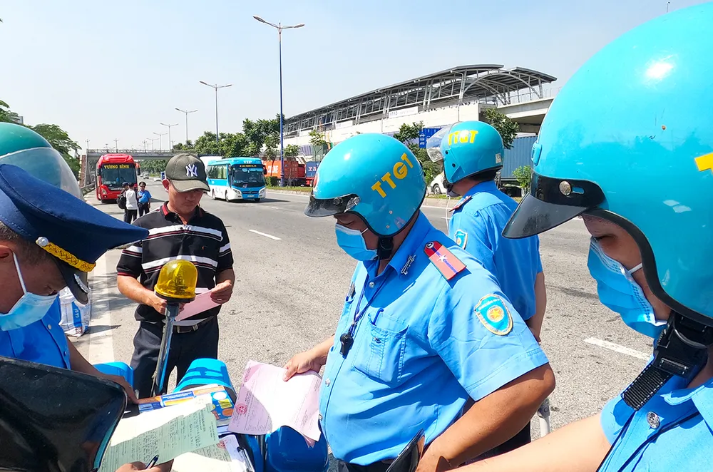 Gần tết xe dù lại rầm rộ, thanh tra vào cuộc xử phạt mạnh  ảnh 3