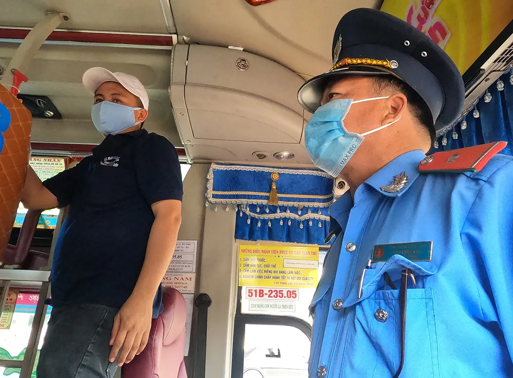 Xử phạt hàng loạt xe khách vi phạm trước khu vực Suối Tiên ảnh 2