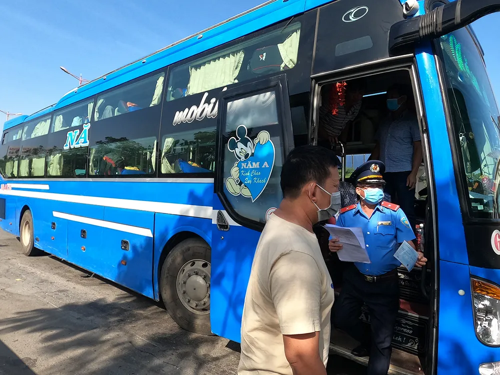 Xử phạt hàng loạt xe khách vi phạm trước khu vực Suối Tiên ảnh 1