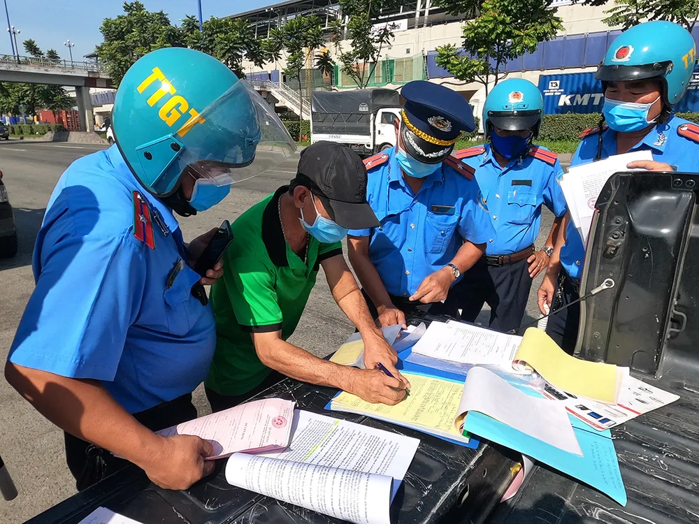 Xử phạt hàng loạt xe khách vi phạm trước khu vực Suối Tiên ảnh 4