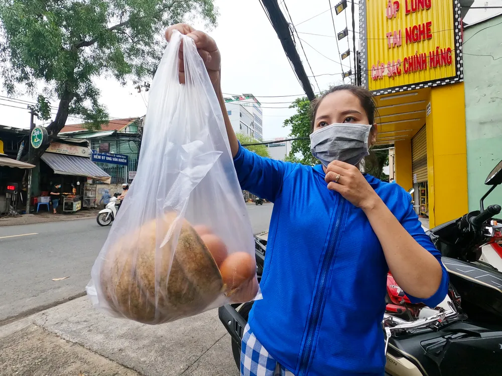 “Tủ lạnh cộng đồng” cho thực phẩm mang về nấu ảnh 6
