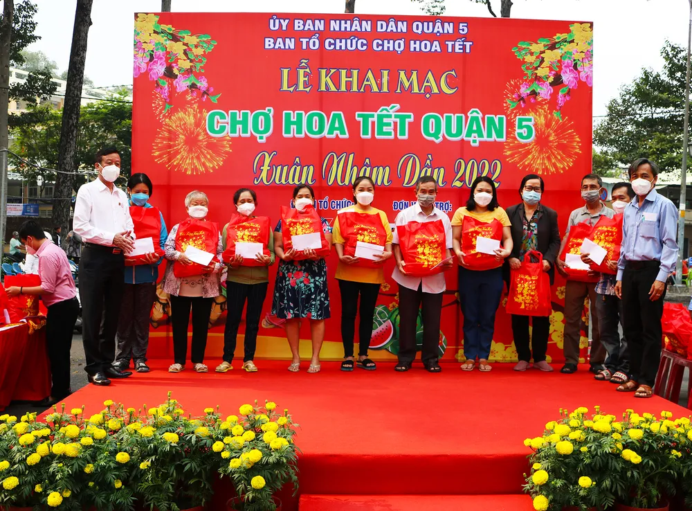 Chợ hoa tết đầu tiên được khai mạc sớm tại TPHCM ảnh 2