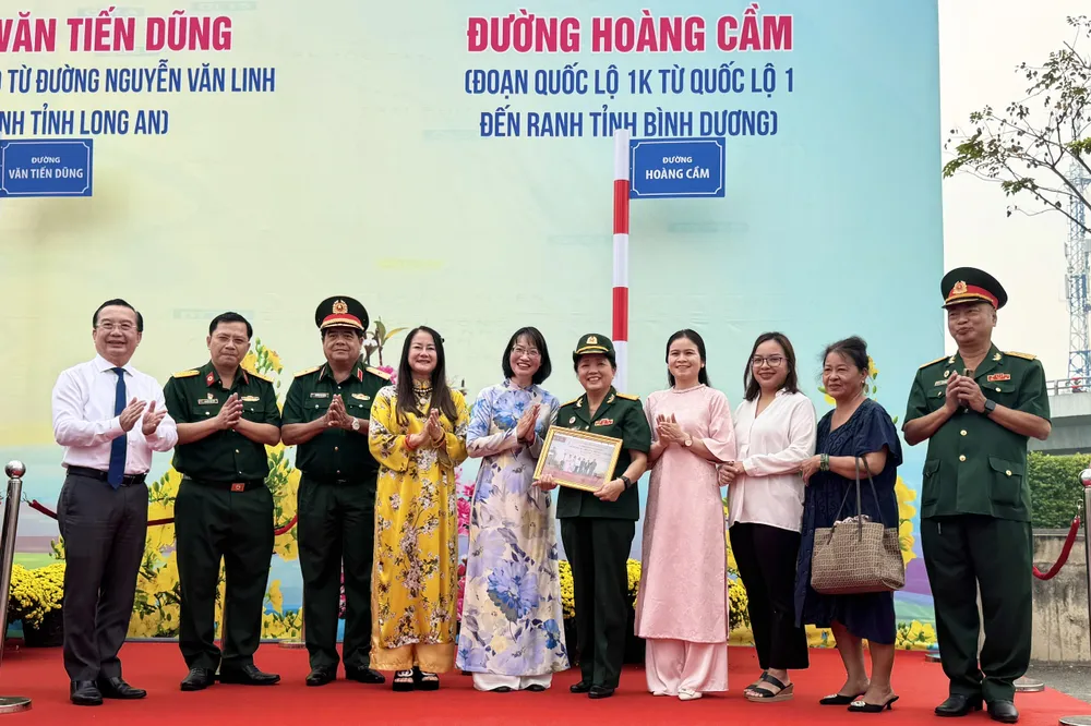 hoang cam.jpg