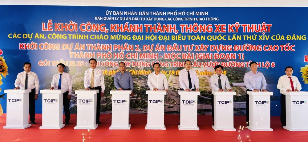 Khởi công gói thầu XL02 thi công cầu vượt Tỉnh lộ 8 thuộc Dự án đầu tư xây dựng đường cao tốc TPHCM - Mộc Bài (giai đoạn 1). Ảnh: ĐÌNH DƯ