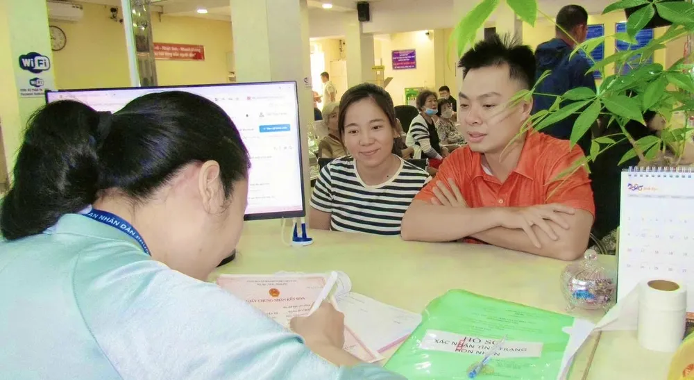 Người dân đến Trung tâm Phục vụ hành chính công phường Diên Hồng làm thủ tục đầu năm mới