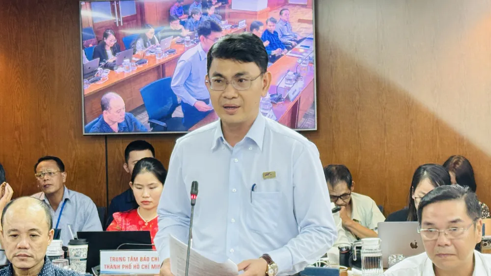 Ông Nguyễn Văn Biên, Phó Trưởng Phòng Kế hoạch đầu tư, Ban Quản lý dự án đầu tư xây dựng Hạ tầng đô thị TPHCM, thông tin tại họp báo chiều 26-2. Ảnh: ĐÌNH DƯ