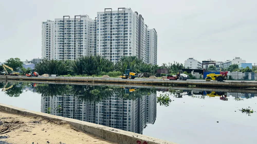 Dự án đang trong giai đoạn thi công khẩn trương. Ảnh: ĐÌNH DƯ