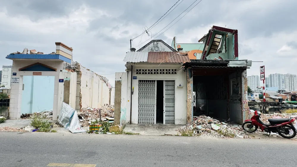 Các hộ dân phường Chánh Hưng có nhà dọc bờ Bắc kênh Đôi trên đường Nguyễn Duy đồng thuận tháo dỡ nhà cửa để bàn giao cho dự án. Ảnh: ĐÌNH DƯ