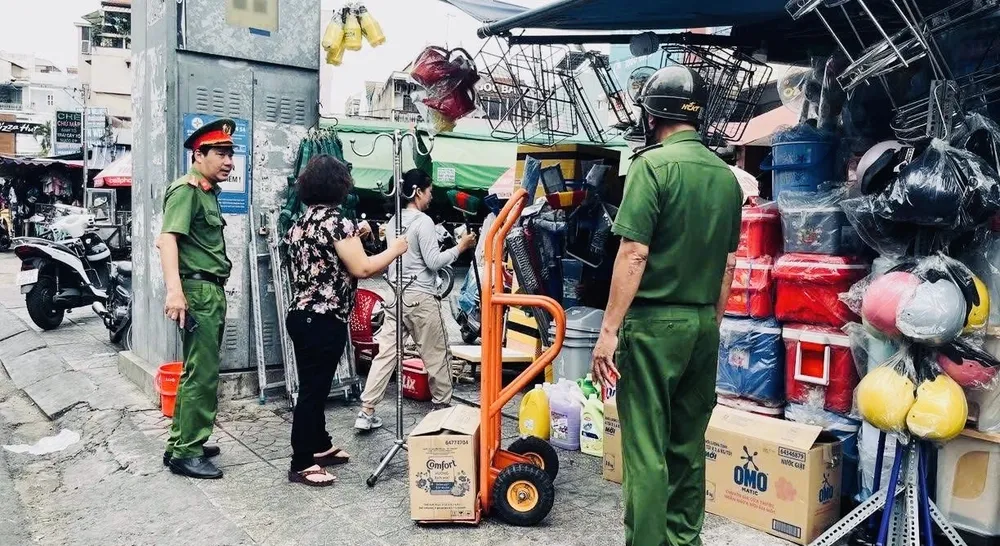 Lực lượng chức năng vận động hộ kinh doanh chấp hành đúng quy định về sử dụng lòng, lề đường