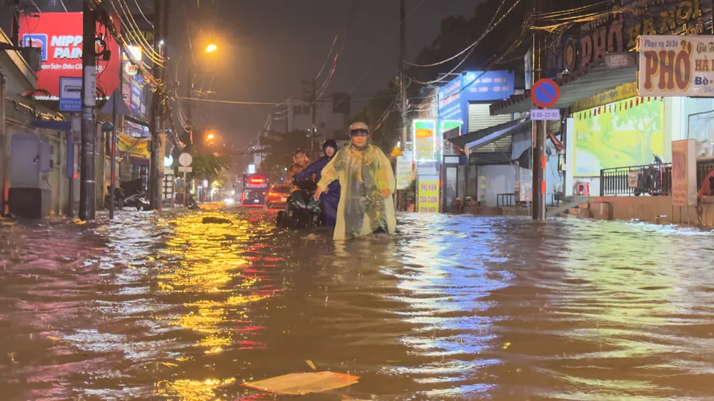 Người dân mong sớm giải quyết triệt để điểm ngập đường Mã Lò chưa đầy 1km