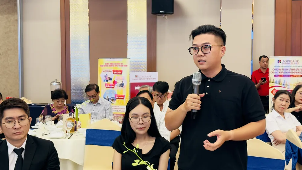 Đại diện hộ kinh doanh nêu vấn đề tại hội nghị. Ảnh: ĐÌNH DƯ