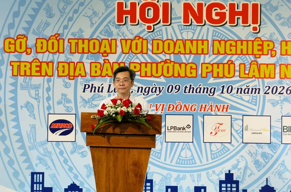 Ông Đinh Huỳnh Trung, Chủ tịch UBND phường Phú Lâm phát biểu tại hội nghị. Ảnh: ĐÌNH DƯ