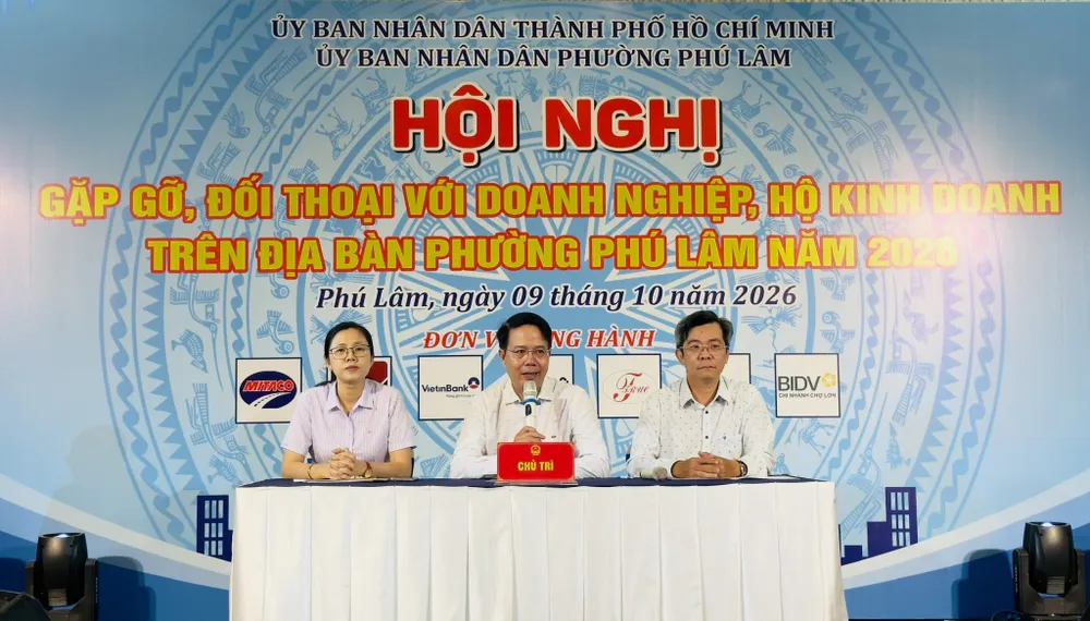 Lãnh đạo phường Phú Lâm chủ trì Hội nghị "Gặp gỡ, đối thoại với doanh nghiệp, hộ kinh doanh trên địa bàn phường". Ảnh: ĐÌNH DƯ