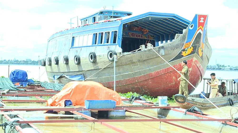 Tài công ngủ gật làm ghe 100 tấn đâm vào 4 bè cá ảnh 1