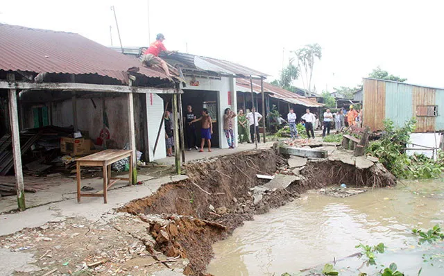 Hậu Giang: Sạt lở cuốn trôi nhà dân ảnh 1