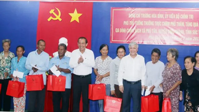 Phó Thủ tướng Trương Hòa Bình làm việc và tặng quà gia đình chính sách ở Sóc Trăng ảnh 2