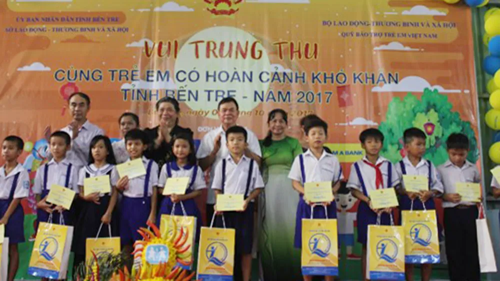 Ủy viên Bộ Chính trị, Phó Chủ tịch Thường trực Quốc hội Tòng Thị Phóng và đại diện các ban ngành cùng vui trung thu với trẻ em hoàn cảnh khó khăn ở Bến Tre