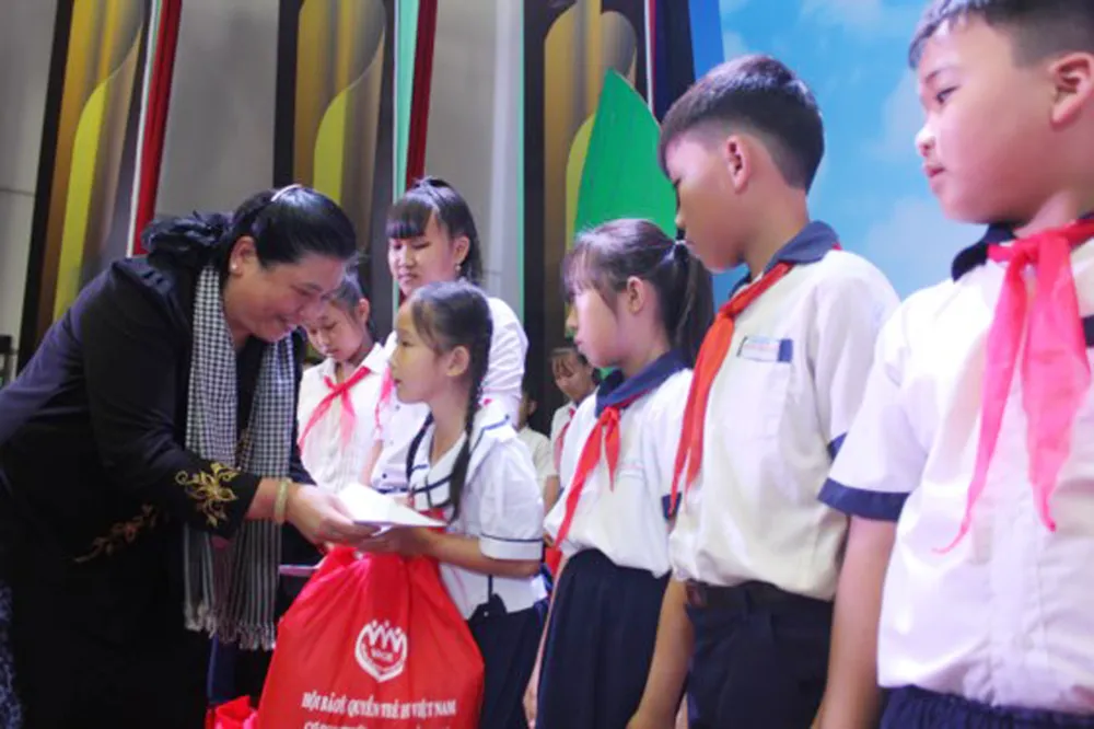 Trao 367 phần quà “Thắp sáng những ước mơ” cho trẻ em có hoàn cảnh khó khăn ảnh 1