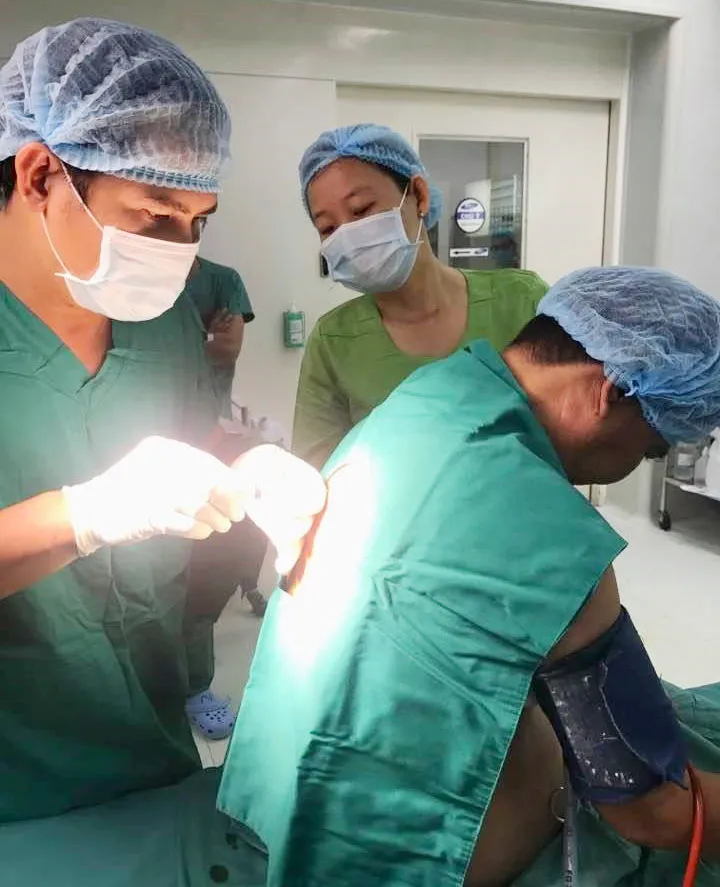 Phẫu thuật thành công cho bệnh nhân 4 năm ngủ ngồi, do khó thở ảnh 1