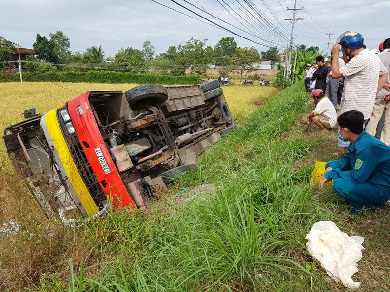 Xe buýt lao xuống ruộng, 1 người chết, khoảng 20 người bị thương ảnh 1