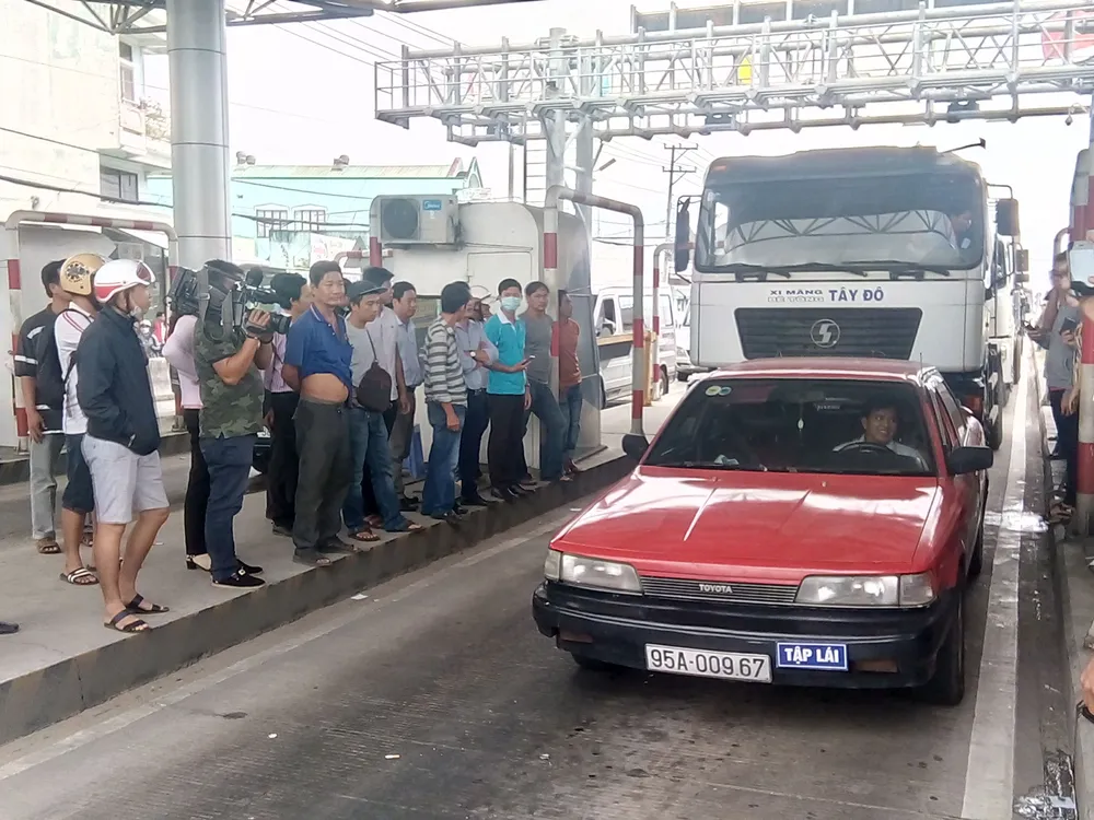 Tài xế tiếp tục không mua vé gây ùn ứ xe ở trạm BOT Cần Thơ - Phụng Hiệp ảnh 2