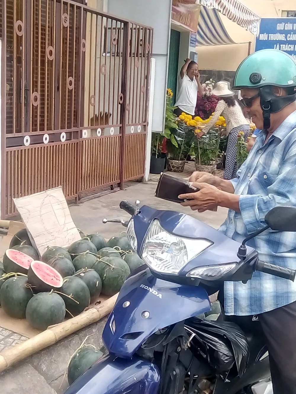 Cần Thơ: Hoa kiểng, rau quả “xả hàng” ngày 30 tết ảnh 2