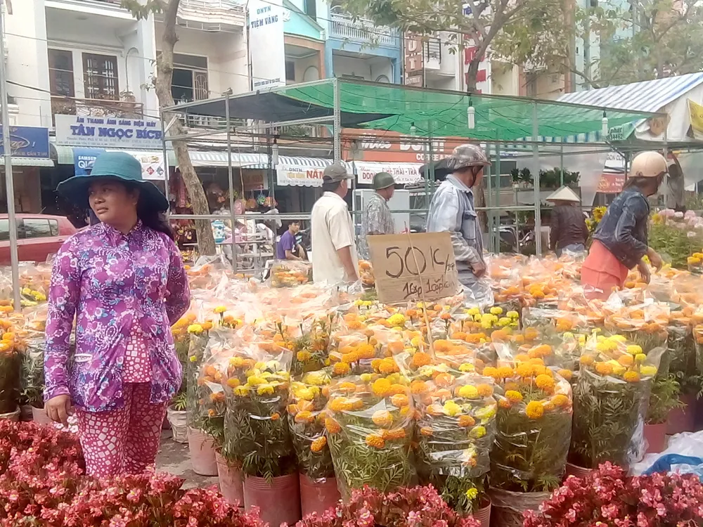 Cần Thơ: Hoa kiểng, rau quả “xả hàng” ngày 30 tết ảnh 1