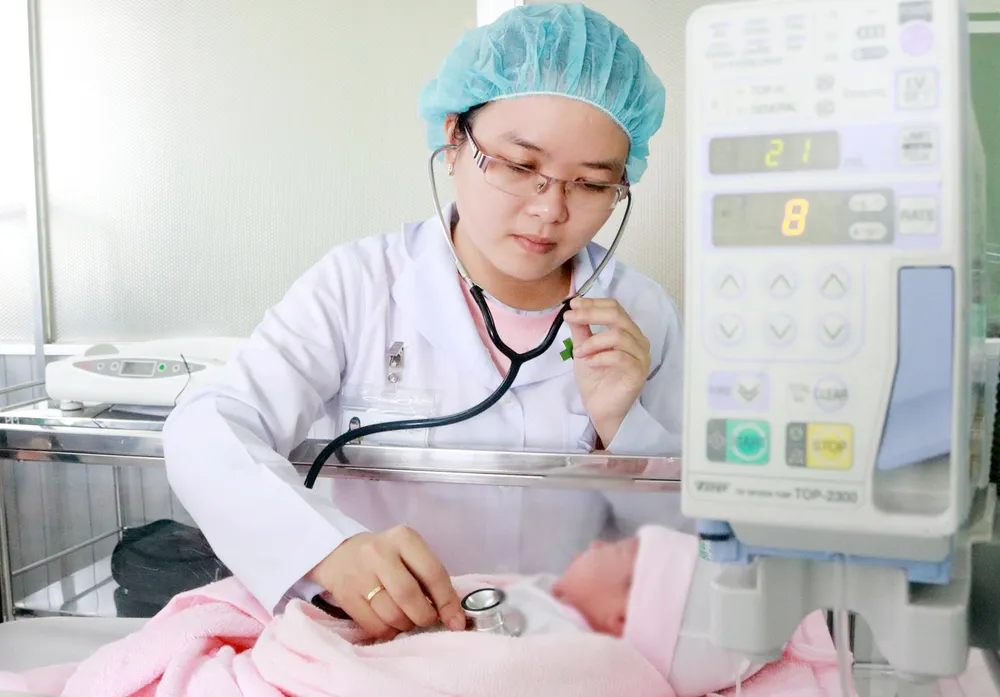 Bác sĩ đang theo dõi sức khỏe con của sản phụ T.
